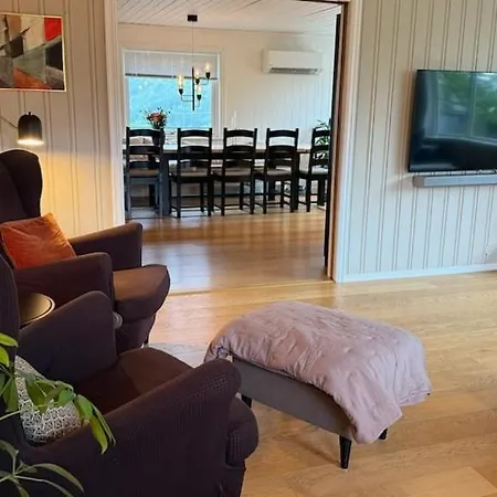 Perfectly Located Between Fjord And Mountains Feriehus Stryn
