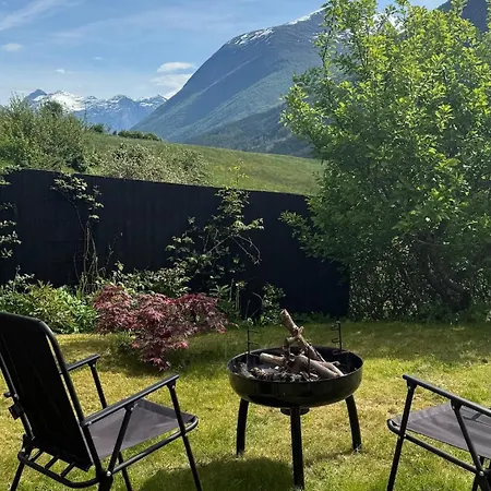 Perfectly Located Between Fjord And Mountains Feriehus *