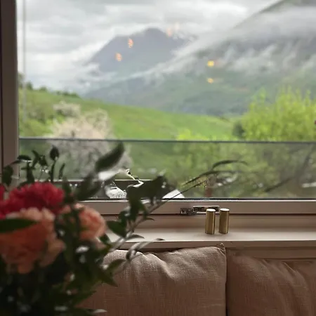 Perfectly Located Between Fjord And Mountains 펜션
