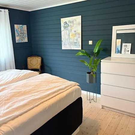 Perfectly Located Between Fjord And Mountains Feriehus