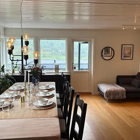 Perfectly Located Between Fjord And Mountains Feriehus *
